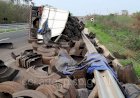 Carreta Tomba e Interdita Parcialmente Rodovia em Marília