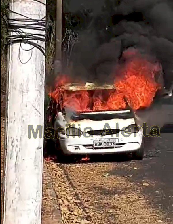 Carro fica destruído após pegar fogo na zona norte de Marília
