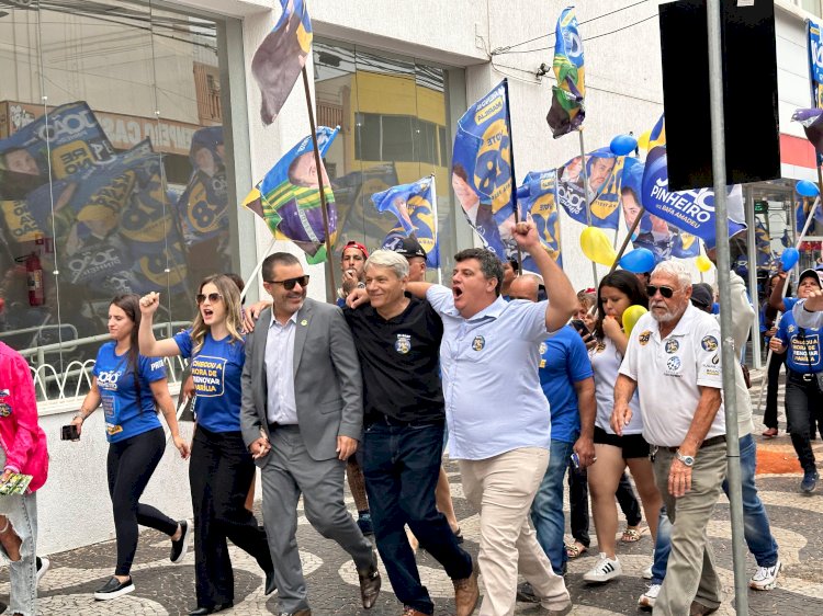Centro de Marília é tomado por alegria em passeata da equipe de João Pinheiro, com mais de 150 apoiadores e líderes políticos