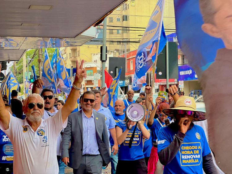 Centro de Marília é tomado por alegria em passeata da equipe de João Pinheiro, com mais de 150 apoiadores e líderes políticos