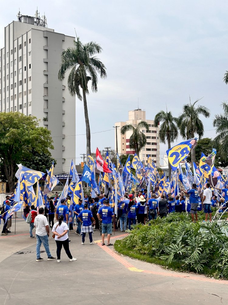 Centro de Marília é tomado por alegria em passeata da equipe de João Pinheiro, com mais de 150 apoiadores e líderes políticos
