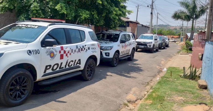 Traficante tenta fugir da PM, cai de telhado e acaba preso durante operação na zona norte de Marília