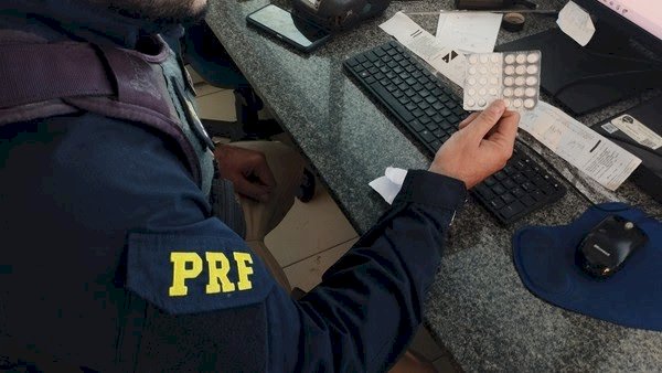 Motorista de carreta é flagrado com comprimidos de 'rebite' na BR-153 em Marília