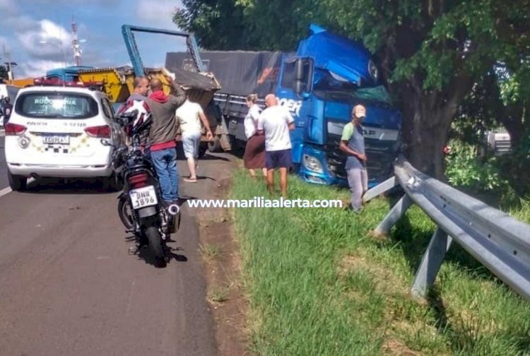 Carreta sai da pista, invade faixa contrária e bate em árvore na Rodovia do Contorno; motorista morre no local.